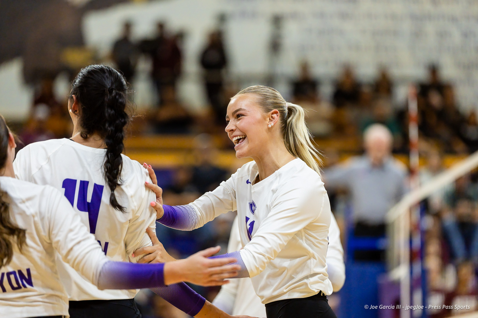 herford-vs-canyon-volleyball-jpegJoe-pps-9 | Press Pass Sports Women’s volleyball players celebrate, smiling and high-fiving on the court during a game.