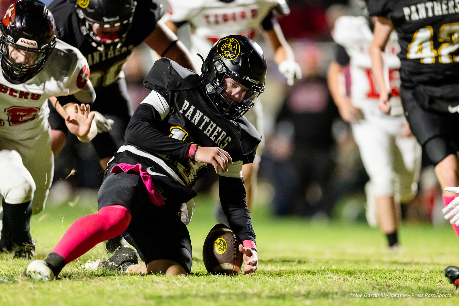 groom-vs-follett-football-jpegJoe-pps-9 | Press Pass Sports Panthers player in black dives to recover a fumbled football on a grass field during a game.